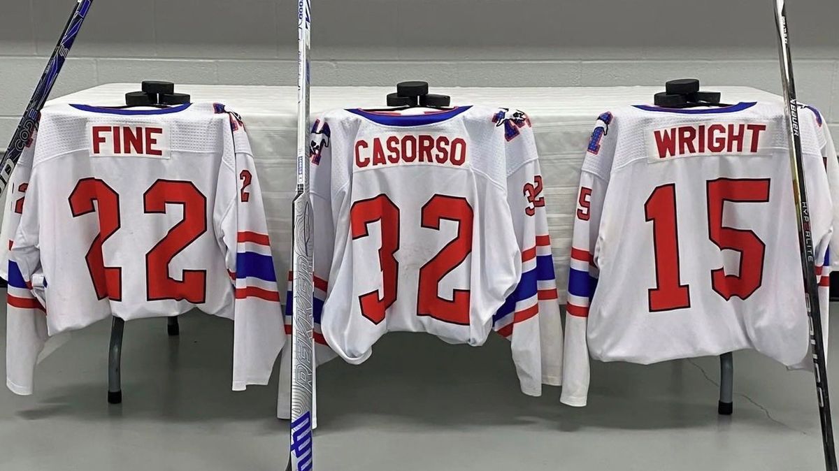 Tragédie otřásla kanadským hokejem. V Calgary před zápasem truchlila celá hala